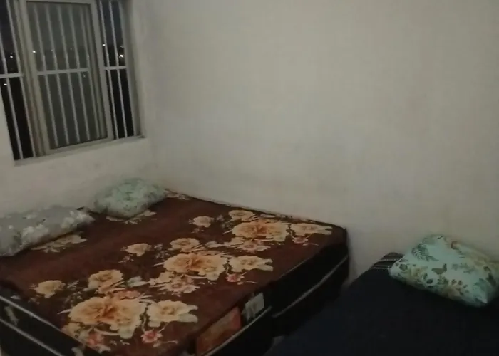 Quarto Com Cama Casal E Solteiro E Banheiro Privativo