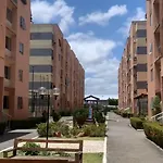 Quarto Com Cama Casal E Solteiro E Banheiro Privativo