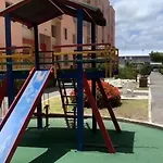 Quarto Com Cama Casal E Solteiro E Banheiro Privativo